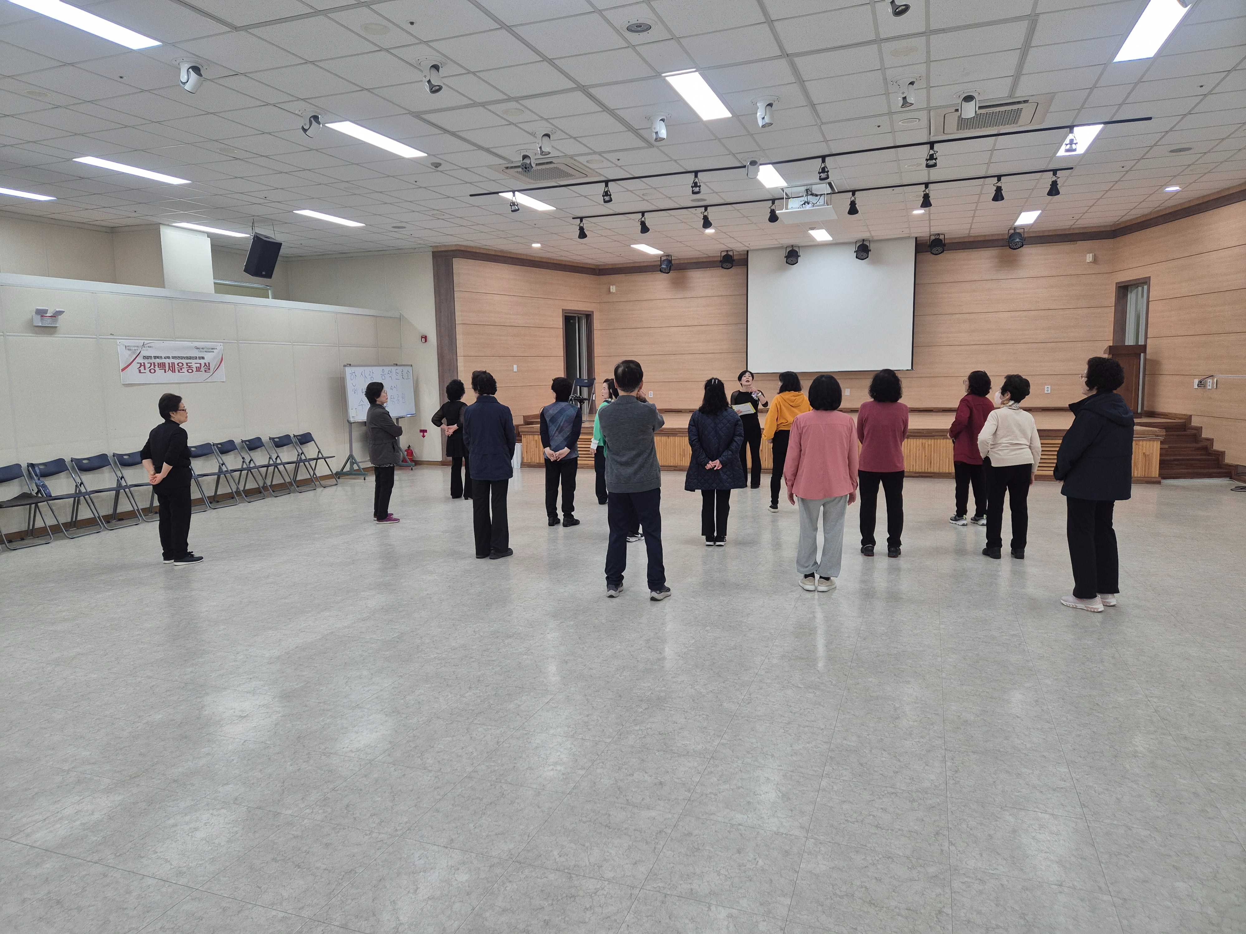건강백세운동교실(남부).jpg